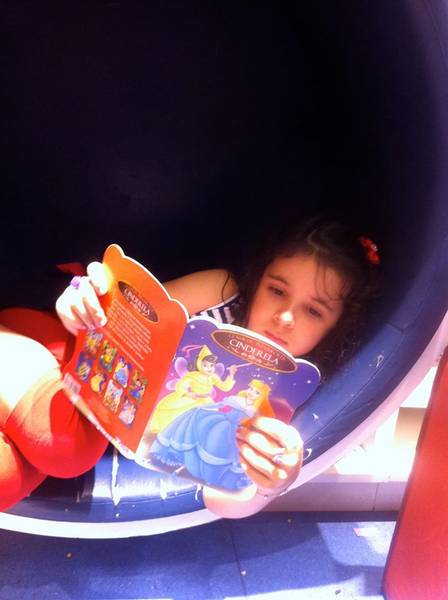 Giovanna Zambaldi Pampolin lendo uma história infantil.