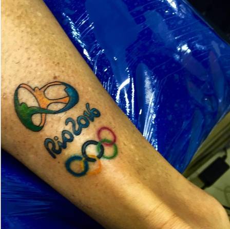 Atleta do tiro esportivo, na fossa olímpica, Janice Gil tatuou o emblema da Rio-2016 na perna