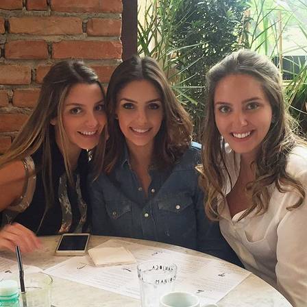 Na última quinta-feira, Carol Celico se encontrou com amigas em São Paulo para almoçar