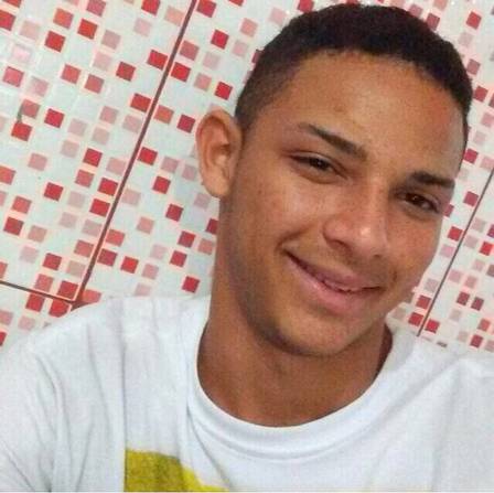 André Luís dos Santos Vieira, conhecido como Dedé ou André Chupeta, de 19 anos, é principal suspeito da morte do produtor cultural Adriano da Silva Pereira.