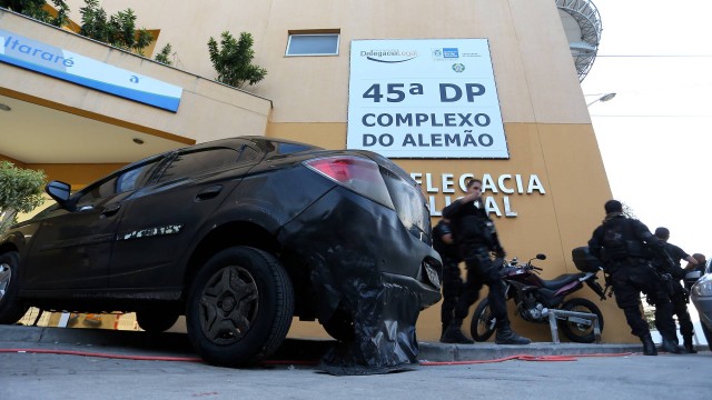 Carros destruidos na frente à 45ª DP (31.01.2014)
