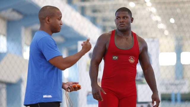 Medalhista de bronze no Pan na luta Olímpica, Davi Albino (D), teve a casa assaltada no Rio de Janeiro
