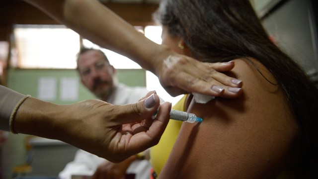 O medo da “picada” da agulha pode levar adultos e crianças a fugir da vacinação e por isso, o grupo HELPinKids & Adultos dão dicas para evitar dores