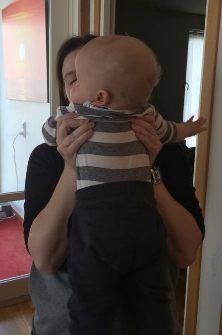 Mãe sueca posa com o filho de 9 meses no apartamento da família em Gothenburg