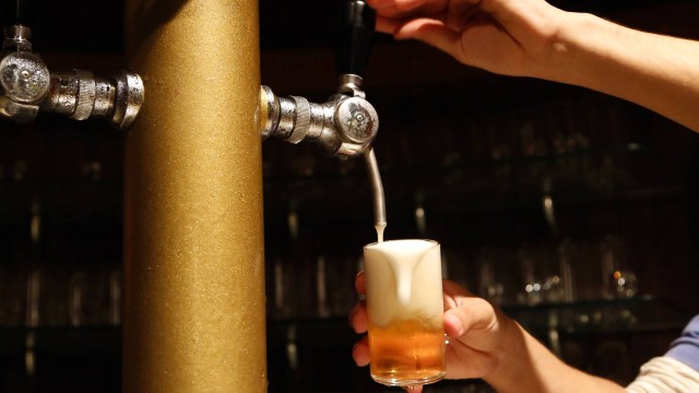 Homens que bebem cerveja no primeiro encontro fogem de compromisso, diz pesquisa.