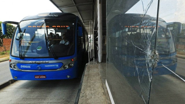 Estação do BRT Vila Paciência tem marcas de tiro em vidro e lateria