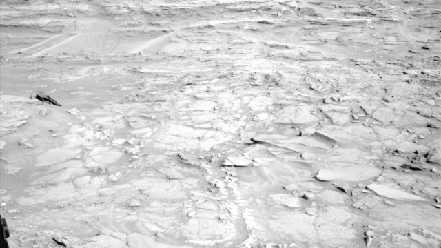 Imagem captada pelo rover Curiosity mostra uma estrutura escura que, para especuladores, seria uma espaçonave alienígena