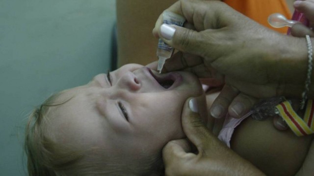 Crianças de 6 meses a 4 anos e 11 meses devem ser vacinadas contra a poliomielite