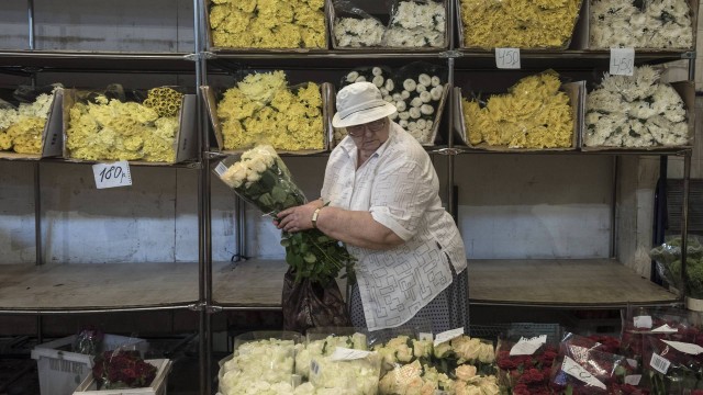 Uma senhora vende flores em um mercado em Moscou: a fiscalização russa começou a queimar as plantas importadas da Holanda sob afirmação de praga de insetos