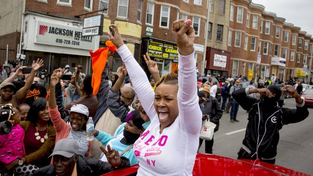 População de Baltimore comemora o indiciamento dos policiais suspeitos da morte de Freddie Gray, negro que faleceu dentro de uma van policial, em abril deste ano, com sinais de agressão