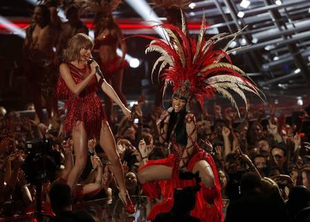 Bandeira branca: Taylor Swift e Nicki Minaj se apresentaram juntas no VMA
