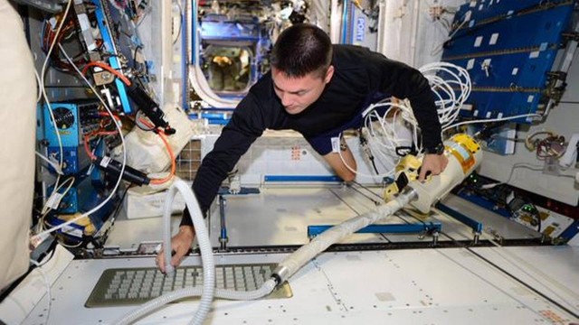 O astronauta Kjell Lindgren faz uma pequena faxina à espera dos visitantes