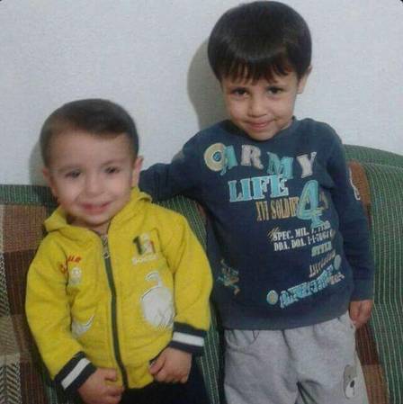 Aylan Kurdi (à esquerda) e o irmão Galip morreram