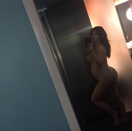 Kim Kardashian posa nua