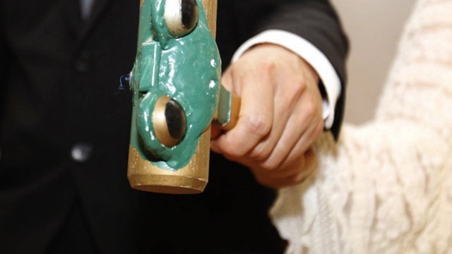 No Japão, noivos quebram anel para sacramentar o divórcio