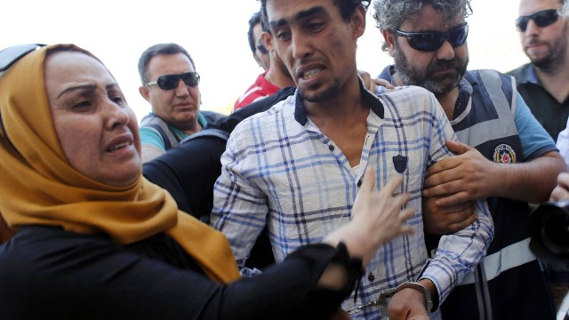 Hasan Ali Saleh, de 25 anos, é suspeito de tráfico. Ele foi defendido pela mãe Zahra Saleh, na porta do tribunal de Bodrum, na Turquia.