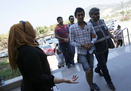 Suspeitos de tráfico humano chegam em tribunal da Turquia