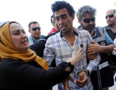 Hasan Ali Saleh, de 25 anos, é suspeito de tráfico. Ele foi defendido pela mãe Zahra Saleh, na porta do tribunal de Bodrum, na Turquia.