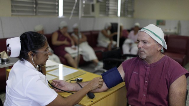 Enfermeira checa pressão em hospital cubano em Cienfuegos