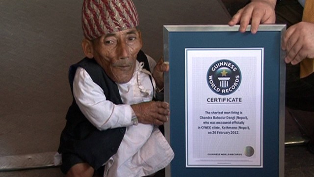 Chandra, em 2012, com um dos certificados do seu recorde.