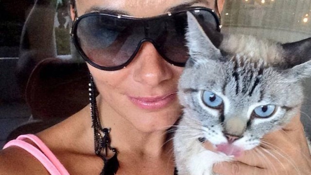 A modelo Zaneta Hucikova e o gato que motivou um poso de emergência do voo que seguia de Las Vegas para Frankfurt.