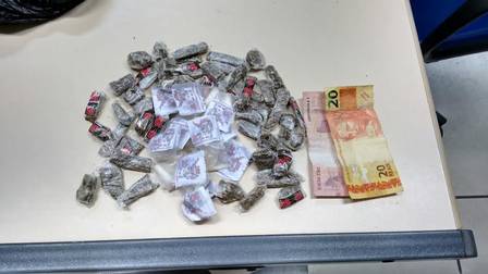 Com os três homens detidos, a polícia encontrou 49 buchas de maconha e 11 pinos de cocaína