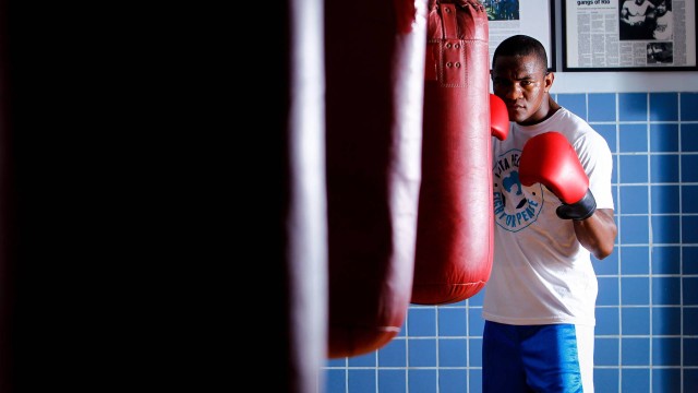 Boxeador Roberto Custódio, cria do Complexo da Maré, é inspiração para crianças e adolescentes da ONG “Luta pela Paz”