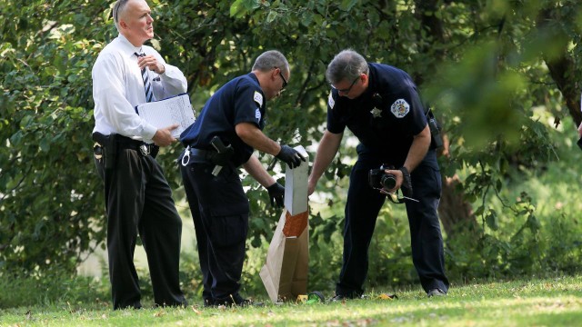 Policiais coletam possíveis evidências do crime que chocou moradores vizinhos do parque em Chicago.