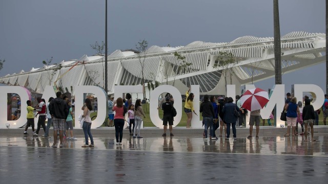 Novo espaço. Apesar da chuva, cariocas lotaram a praça um dia depois da inauguração