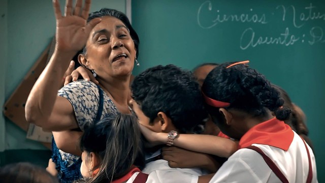 Em uma cena de “Numa escola em Havana”, professora Carmela (interpretada por Alina Rodríguez) recebe o carinho dos alunos: filme debate educação cubana