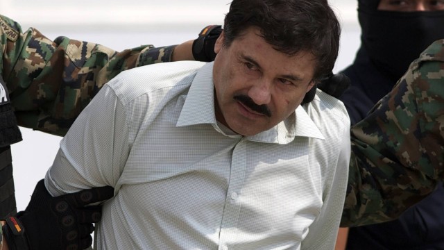 Joaquín "El Chapo" Guzmán, considerado o narcotraficante mais poderoso do México, é escoltado por autoridades mexicanas.
