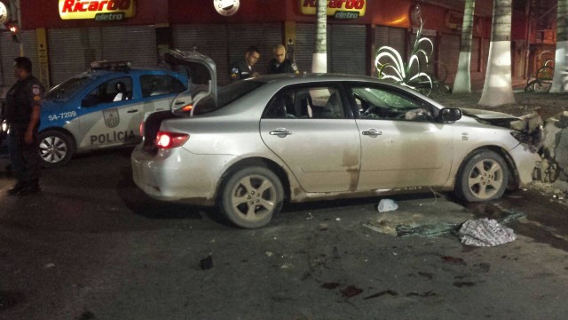 Na fuga, o carro dos suspeitos bateu em um mureta da Avenida Automóvel Clube, no Centro de Vilar dos Teles