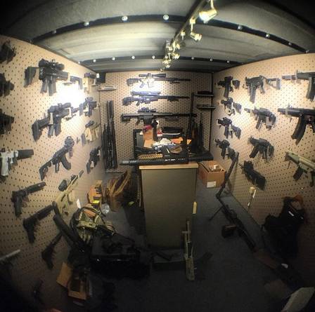 Dan Bilzerian guarda um arsenal em sua casa