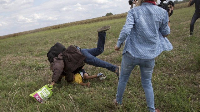 Petra Laszlo foi filmada chutando criança refugiada e dando uma rasteira em outro imigrante que tentava entrar na Hungria a partir da fronteira com a Sérvia