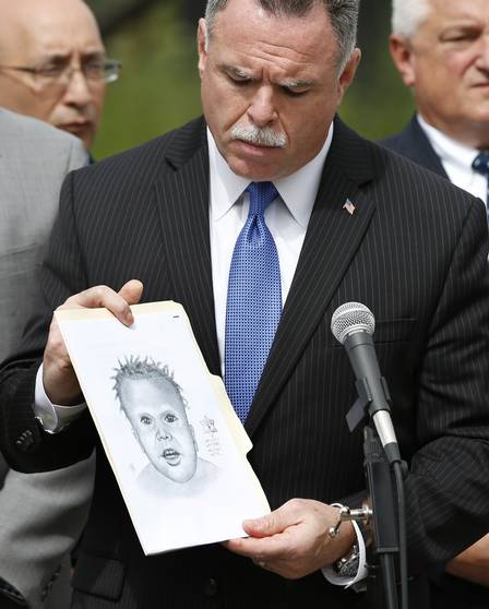 O superintendente da polícia de Chicago, Garry McCarthy, apresenta o desenho feito pelo artista forense.