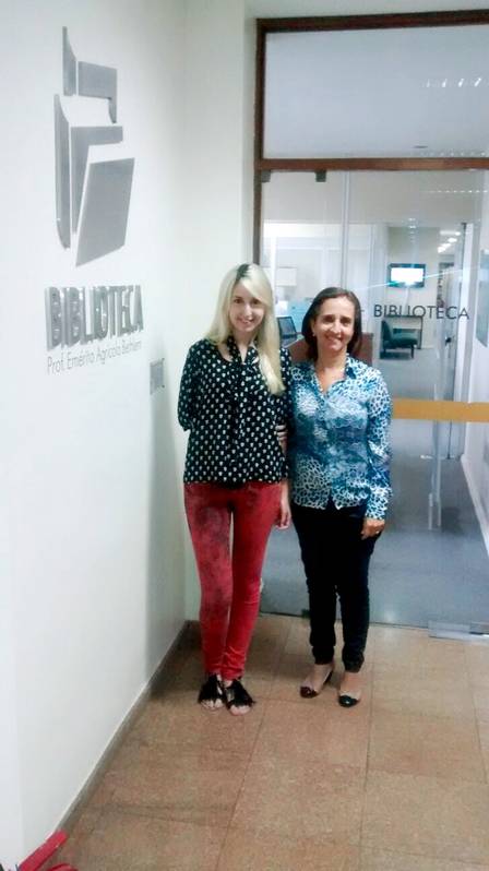 Amanda e Ana Rita Moura, chefe da biblioteca do Coppead da UFRJ