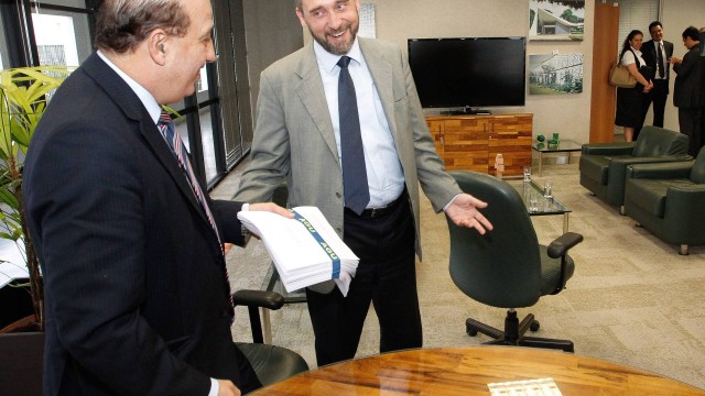 O Advogado Geral da União, Luiz Inácio Adams, entrega ao ministro Augusto Nardes do Tribunal de Contas da União (TCU), documento com a última defesa das contas de Dilma