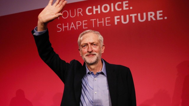 Jeremy Corbyn é aplaudido após anúncio da vitória