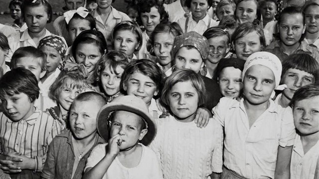 Imagem do documentário “Santa Rosa, odisea al hijo del Mariachi”, sobre os que ficaram conhecidos como os “niños polacos de León“, no México, onde foram acolhidos. Essas crianças vieram da Polônia, na época da Segunda Guerra Mundial.