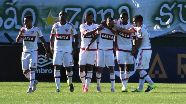 Jogadores do Flamengo comemoram a sexta vitória consecutiva