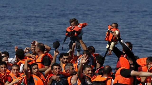 Grupo de refugiados sírios, com dois bebês, chegam a ilha grega de Lesbos