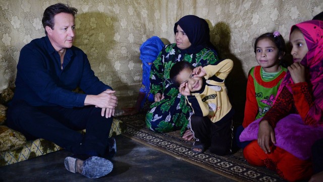 Primeiro-ministro britânico, David Cameron, se reúne com famílias de refugiados sírios em um acampamento no Vale do Bekaa na fronteira da Síria com o Líbano