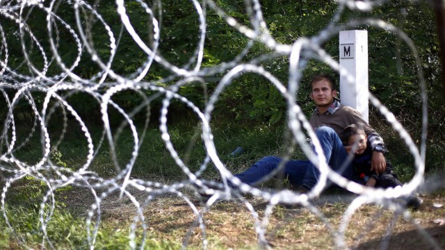 Um jovem e seu filho são barrados por soldados húngaros na saída da fronteira entre a Sérvia e a Hungria em Asotthalom, perto de Roszke