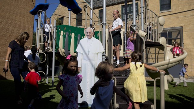 Crianças brincam em uma escola católica em Washington, antes da visita do Papa Francisco aos EUA