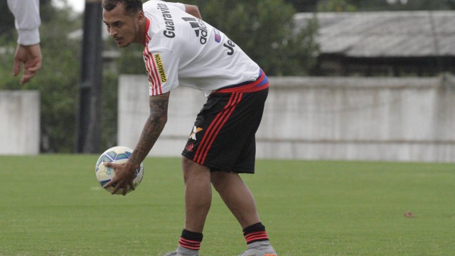 Oswaldo escala Alan Patrick no lugar de Cirino e define time do Flamengo