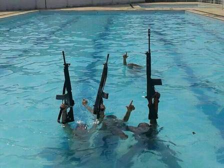 Bandidos do Complexo da Pedreira ostentam fuzis dentro de piscina na Vila Olímpica de Honório Gurgel