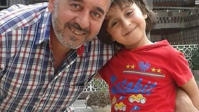 Osama Abdul Mohsen e seu filho Zaid, de sete anos, recomeçam vida na Espanha depois de serem agredidos por jornalista húngara