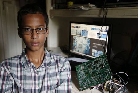 Ahmed Mohamed, 14, posa para foto na casa onde vive, em Irving, no Texas