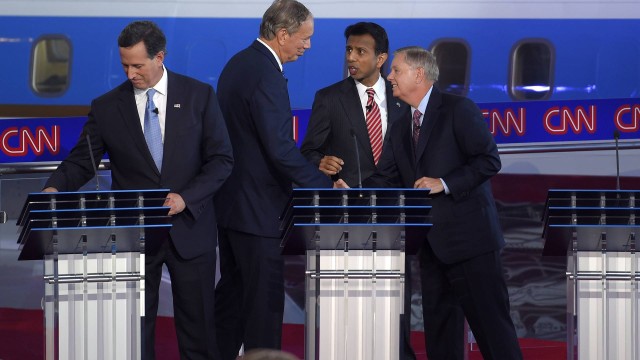 ‘Série B’. Pré-candidatos republicanos se cumprimentam em debate prévio