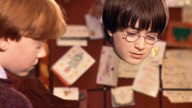 Harry Potter usa capa da invisibilidade no primeiro filme da série